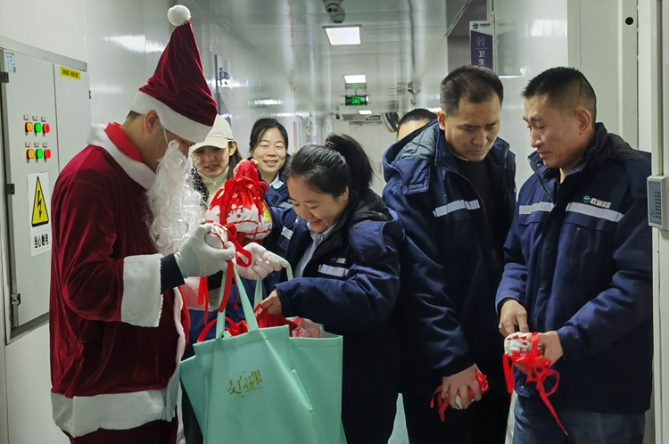 圣誕節(jié)發(fā)放圣誕果